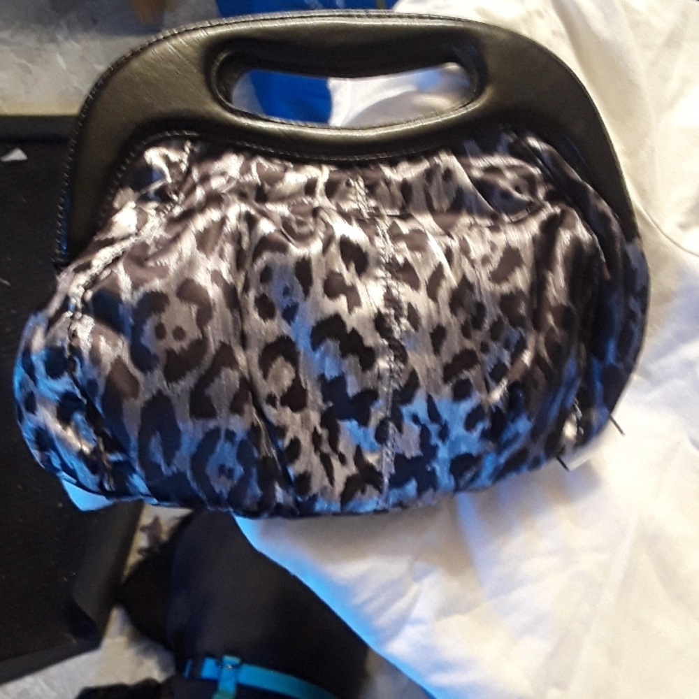 The limited cute clutch